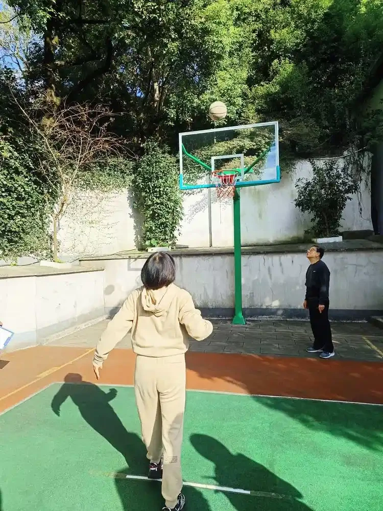 小学生如何开始学习篮球接球技巧?_2
